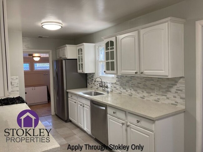 Building Photo - 2438 Upland Dr