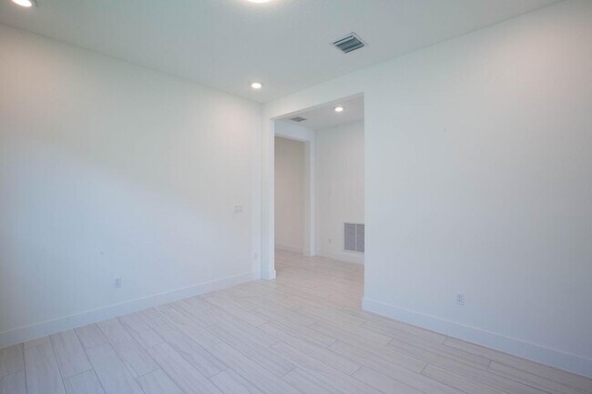 Building Photo - 5576 Captiva Ln