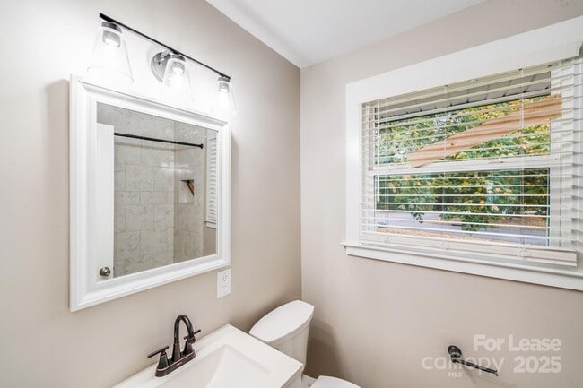 Building Photo - 2301 Shamrock Dr