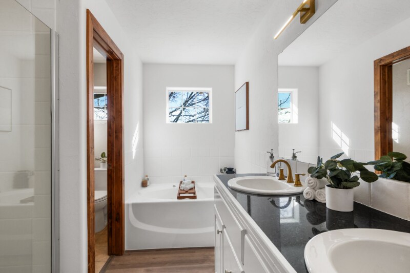 Building Photo - 6095 N Fox Pointe Cir