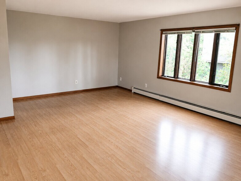 Building Photo - 3320 Rosewood Dr
