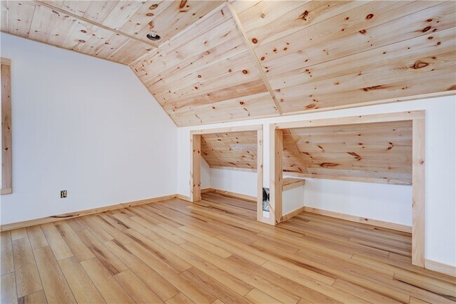Building Photo - 413 Caroline St