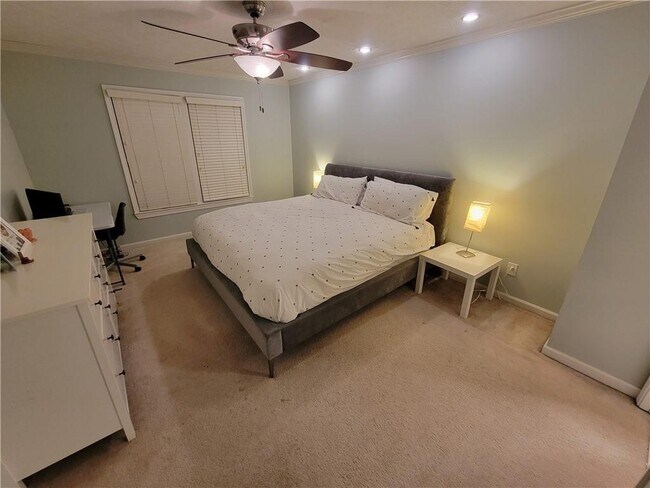 Building Photo - 1002 Cedar Trce SW