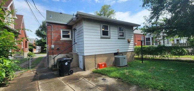 Building Photo - Welcome to this charming 3-bedroom, 2-bath...