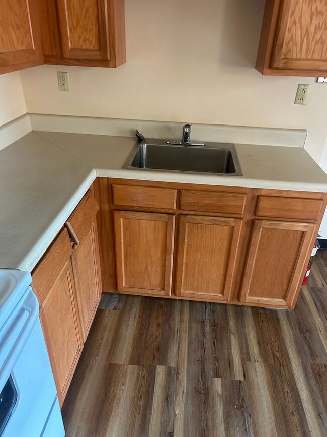 Building Photo - Spacious 1 Bedroom Apartment