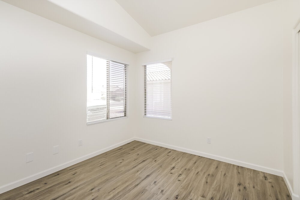 Building Photo - 977 E Graham Ln