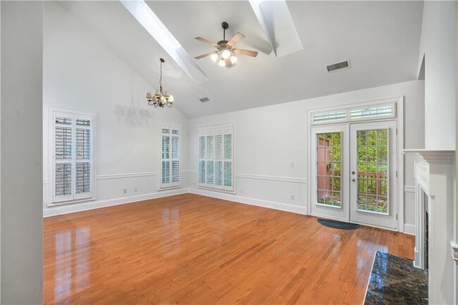 Building Photo - 3405 Regent Pl SW