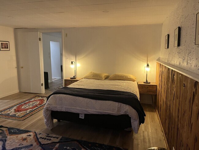 Building Photo - Updated Basement Unit Furnished or Unfurnished