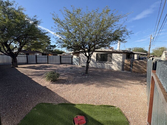 Building Photo - Great central location on cul-de-sac