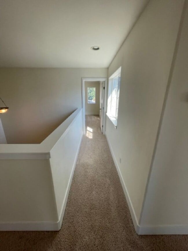 Building Photo - Extremely Spacious 5BD/3BTH Home For Lease...