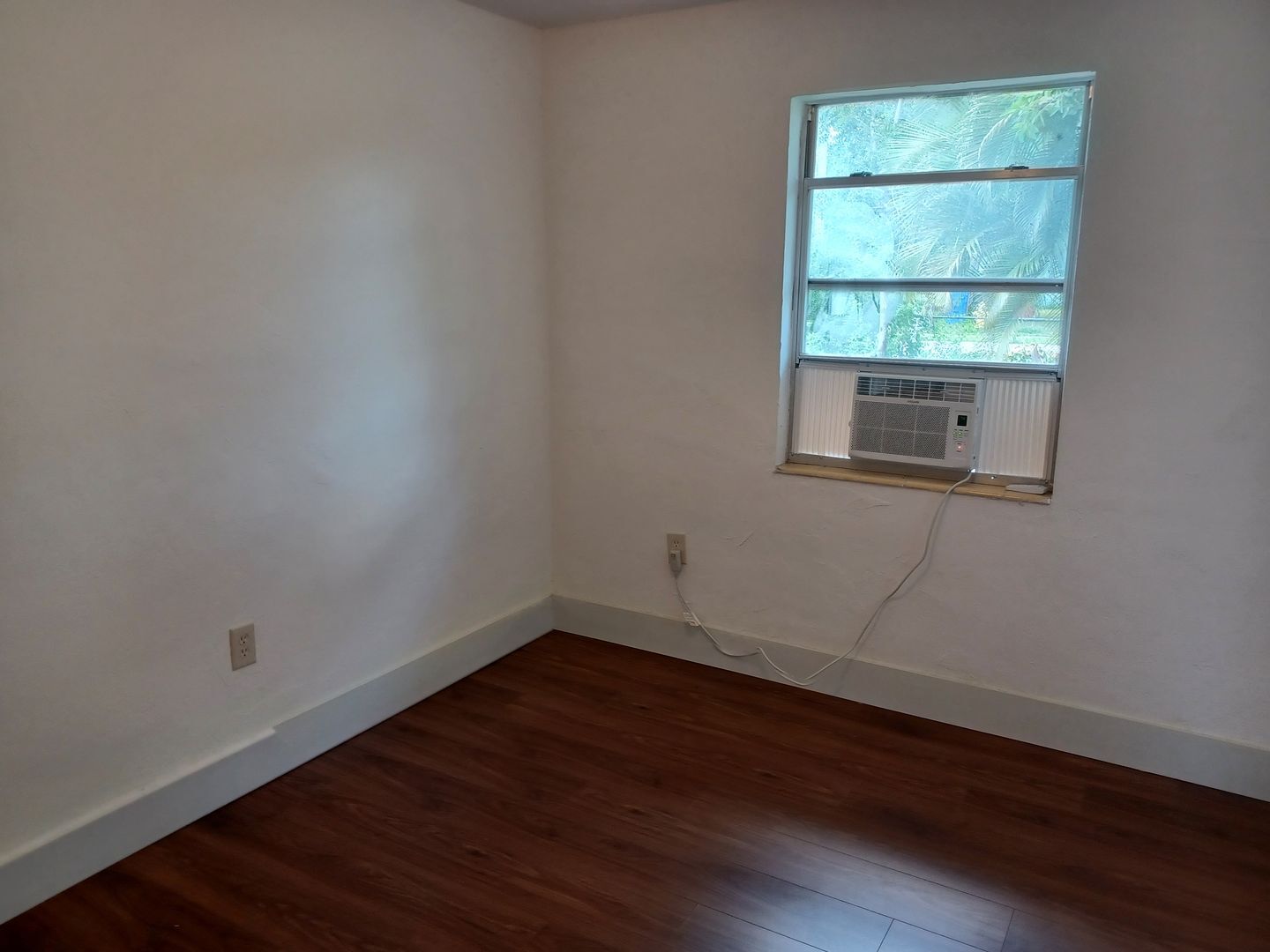 Building Photo - $500 OFF FIRST MONTHS RENT, COMING SOON REMODELED 3 Bedroom /1 Bathroom LARGE FENCED YARD