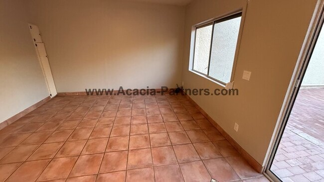 Building Photo - Three Bedroom Townhome