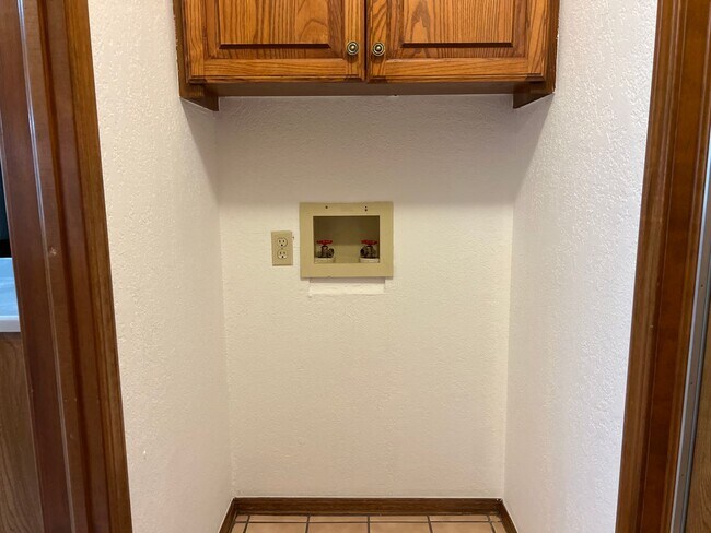 Building Photo - Spacious 3 Bedroom