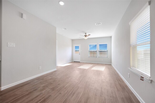 Building Photo - 16632 Aurora St