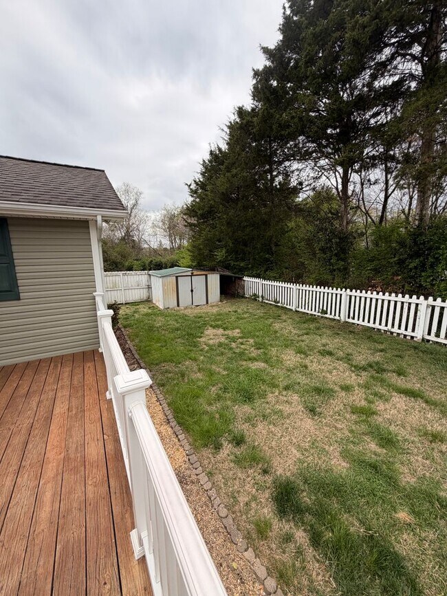 Building Photo - 3BR Home | Granite Kitchen | Fireplace | Deck | Fenced Yard
