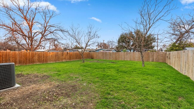 Building Photo - Charming Renovated Home with Huge Backyard!