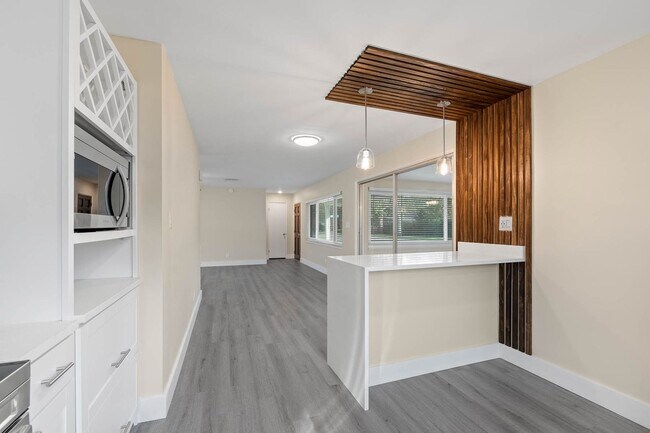 Building Photo - Mid-Century  3 bed/ 2 bath rental home with a huge bonus room