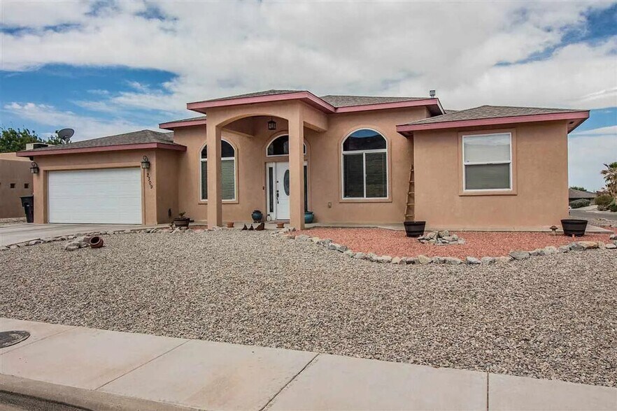 Building Photo - 2309 Saguaro Loop
