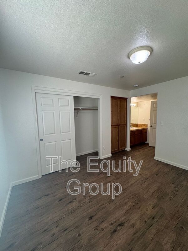 Building Photo - 2116 W Lark Ave