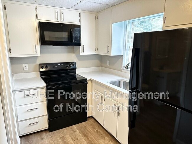 Building Photo - 916 W 5th Ave