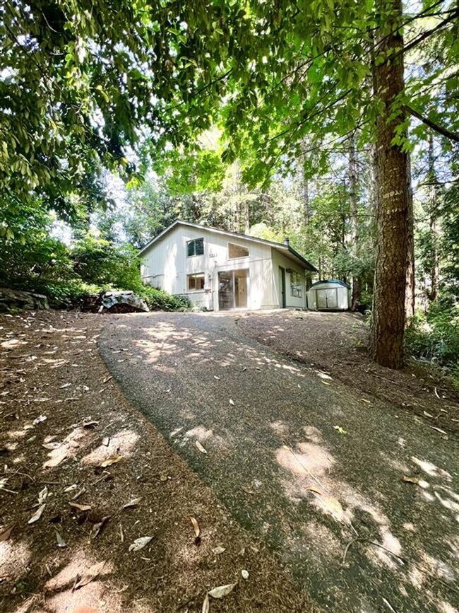 Building Photo - Relaxed 2-Bed, 1.5-Bath Home in a Quiet Gig Harbor Spot