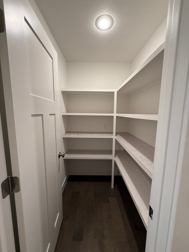 Building Photo - ****MOVE-IN SPECIAL**** Gorgeous 4Bedroom ...