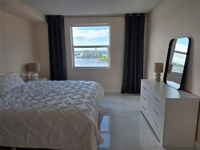 Building Photo - 17150 N Bay Rd