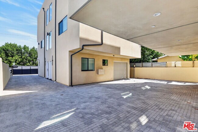 Building Photo - 11302 Collins St