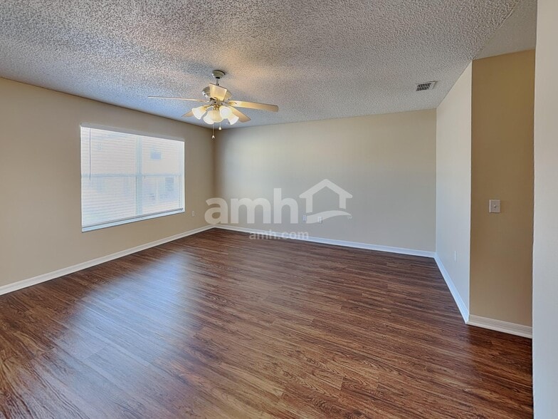 Building Photo - 330 Salmon Ct