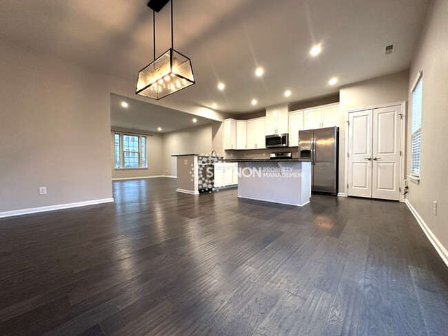 Building Photo - Beautiful 3 Bed Townhome in Eagle Lake Sub...