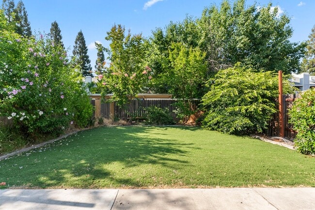 Building Photo - Charming 2 Bedroom 2 Bath Duplex