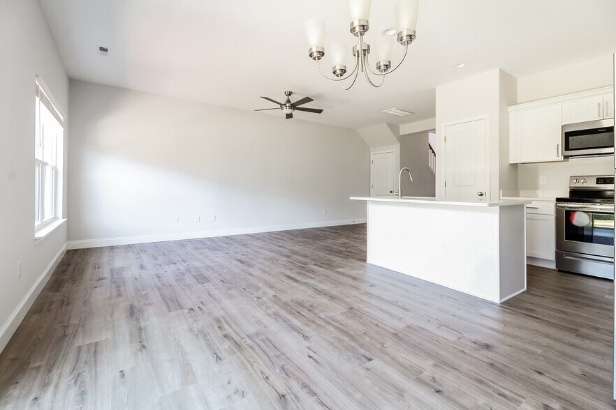 Building Photo - 124 S 711