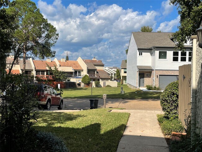 Building Photo - 12315 Glenview Dr