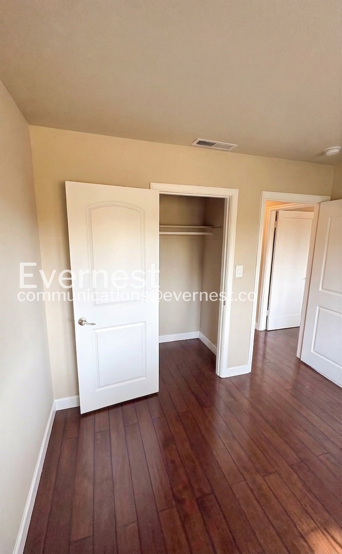 Building Photo - 1936 Shoreview Ave