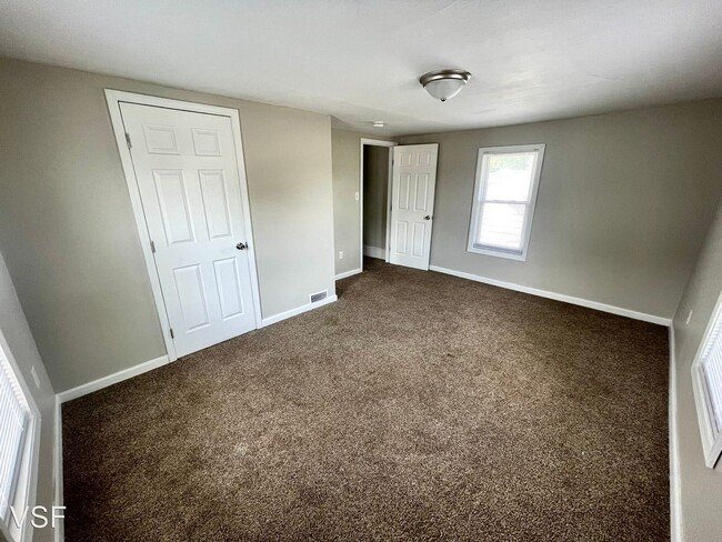 Building Photo - 3 br, 1 bath House - 328 Morehead St.