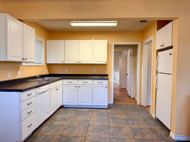Building Photo - Cute 2/1 Minutes from Tech!