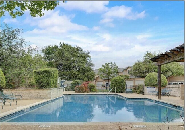 Building Photo - 2100 Pipers Field Dr