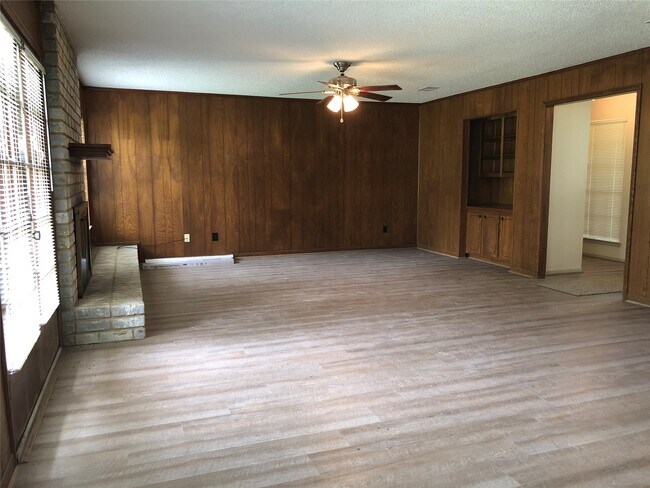 Building Photo - 303 Dogwood St