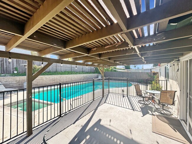 Building Photo - Stunning 3BD/1.5 BA W/ Attached Garage & P...