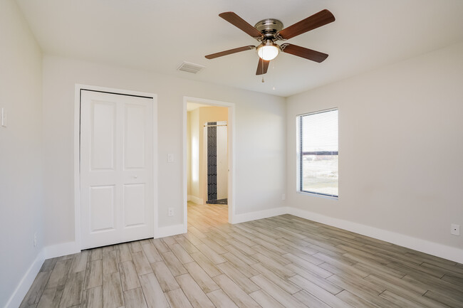 Building Photo - 1232 NE 7th Pl, Cape Coral, FL