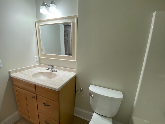 Building Photo - West AVL - Modern Craftsman Style 3 Bedroom