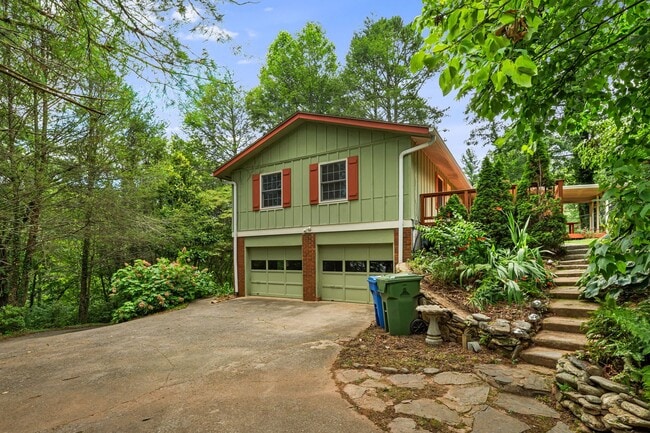 Building Photo - 3-Bedroom Home in North AVL with Studio an...