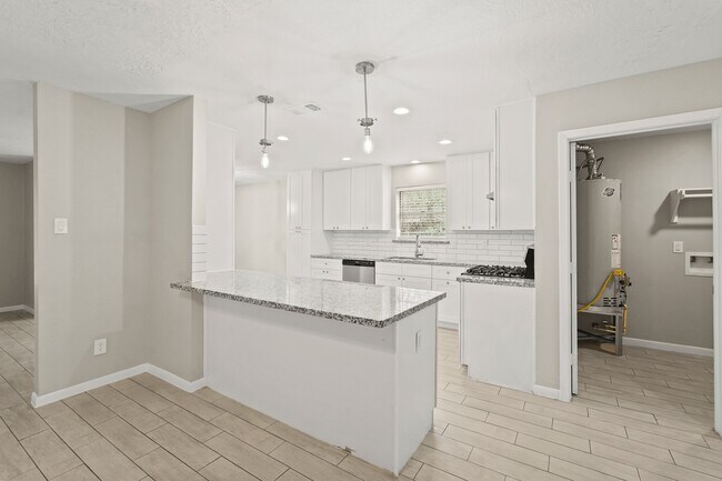 Building Photo - 105 Navajo Dr