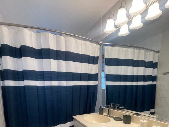 Building Photo - 4133 N Ashland Ave