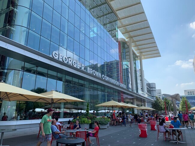George R. Brown Center - Plenty of shops and dining opportunities - 505 Bastrop St