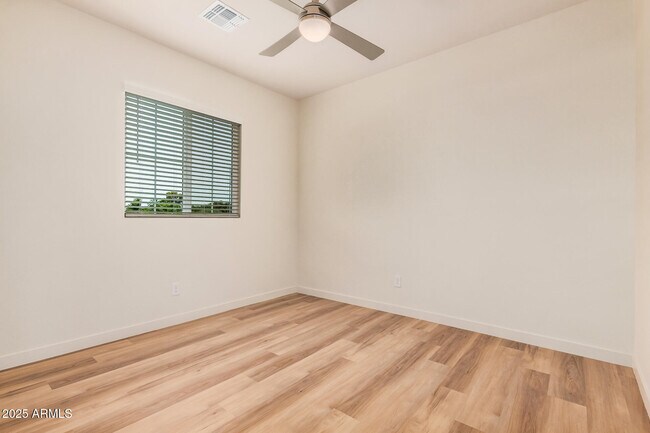 Building Photo - 6528 N 15th Dr