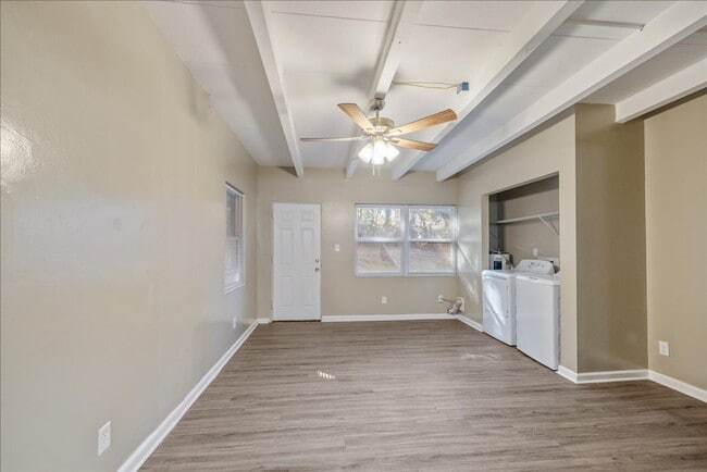 Building Photo - 207 Iris Cir