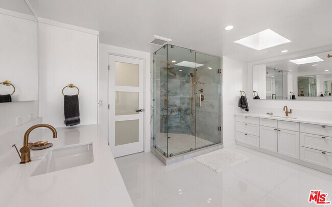 Building Photo - 3461 Ocean Dr