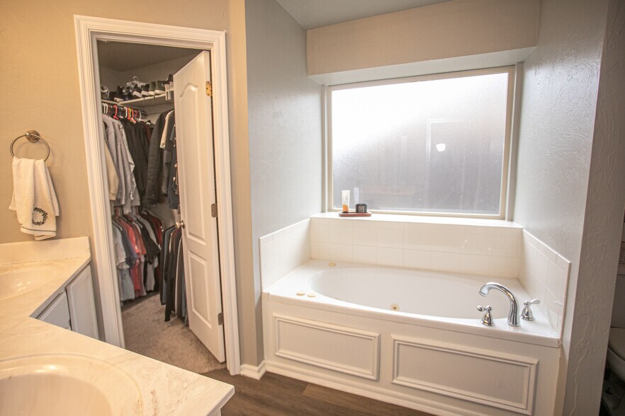 Building Photo - 4105 Notting Hill Dr