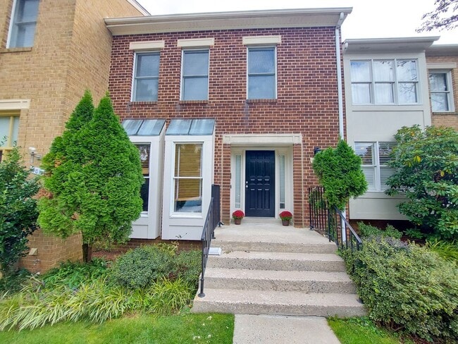 Building Photo - Gorgeous 2BR/3.5BTH Townhome in desirable Neighborhood of StoneyBrook in Rockville